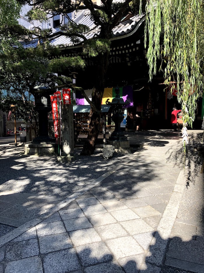 六角堂の境内
