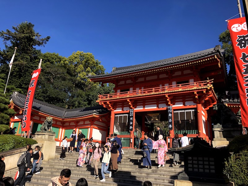 八坂神社の西門の様子