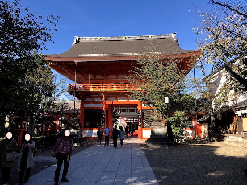 八坂神社の正門をくぐったところ