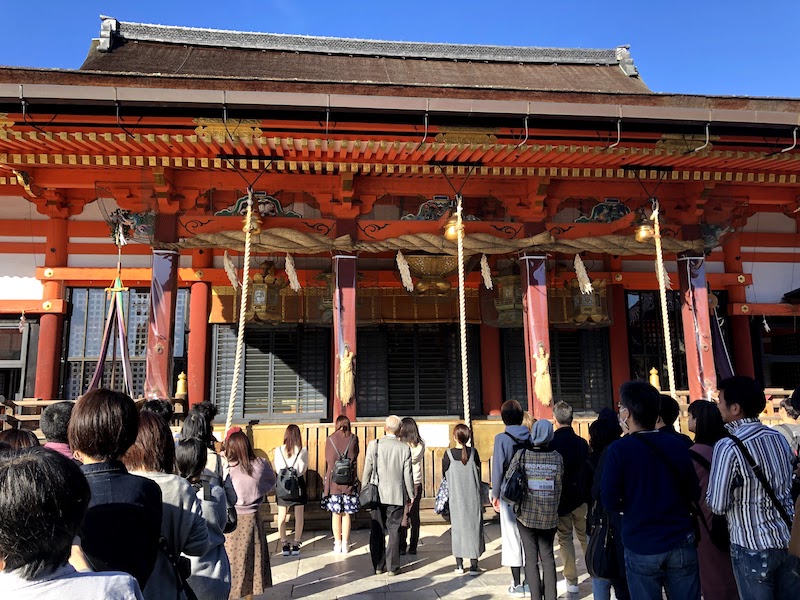 八坂神社の本殿の人手