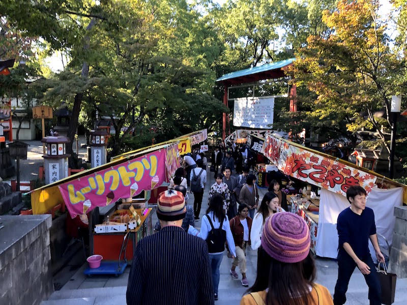 八坂神社の西門へ向かうと屋台がある