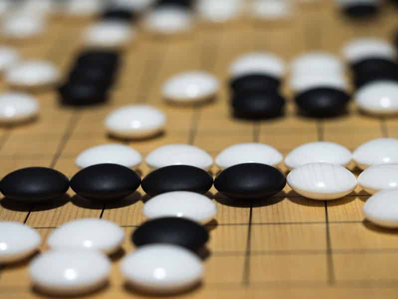 碁石の工夫！白石より黒石が0.3mm大きい理由とは？【囲碁】についての雑学まとめ