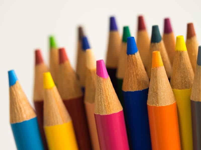 鉛筆は六角形なのに、色鉛筆が丸いのはなぜ?という雑学
