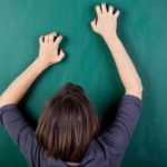 黒板を爪でひっかく音はなぜ不快なのか？という雑学