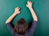 黒板を爪でひっかく音はなぜ不快なのか？という雑学