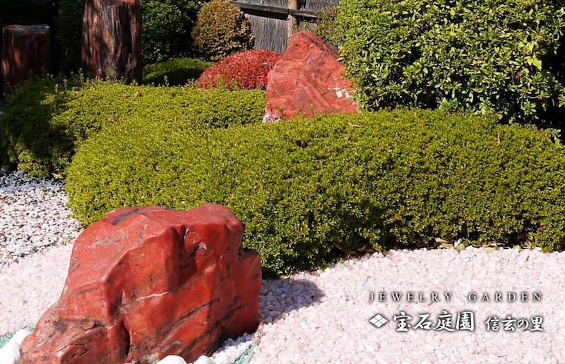 山梨県にはゴージャスな宝石の庭「信玄の里」があるという雑学