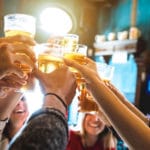 乾杯でグラスをぶつける理由と由来に関する雑学