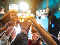 乾杯でグラスをぶつける理由と由来に関する雑学