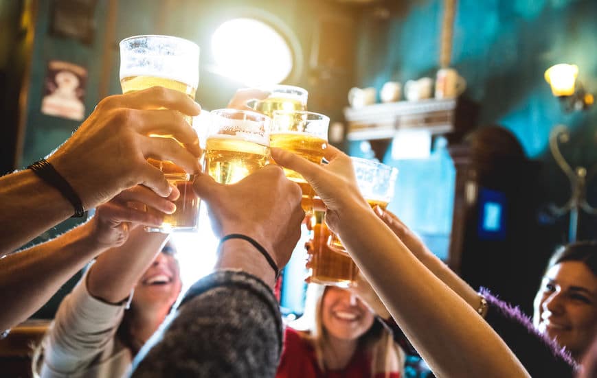 乾杯でグラスをぶつける理由と由来に関する雑学