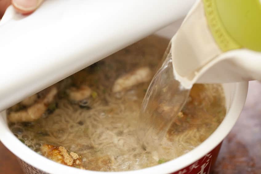 浅間山荘事件においてカップ麺が活躍した背景に関する雑学