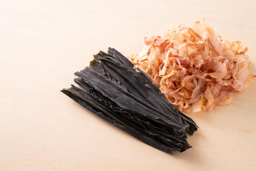 関西は昆布とかつおの合わせだし、関東はかつおをメインにだしをとるという雑学