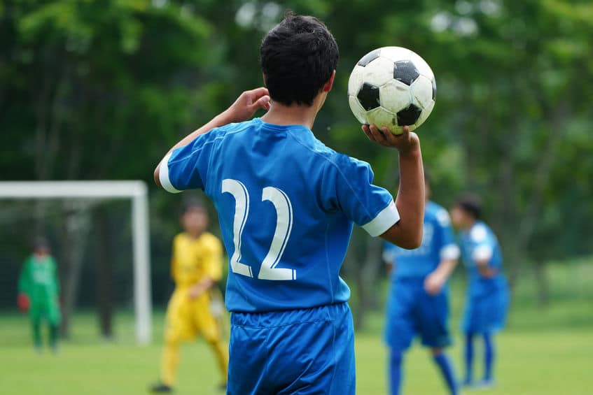 サッカーの「スローイン」は昔は片手投げだったという雑学