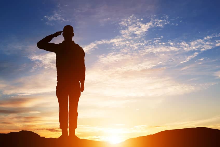 軍隊で兵士が敬礼する理由に関する雑学