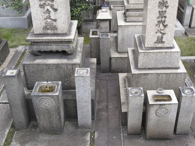 お墓に水をかける理由に関する雑学まとめ