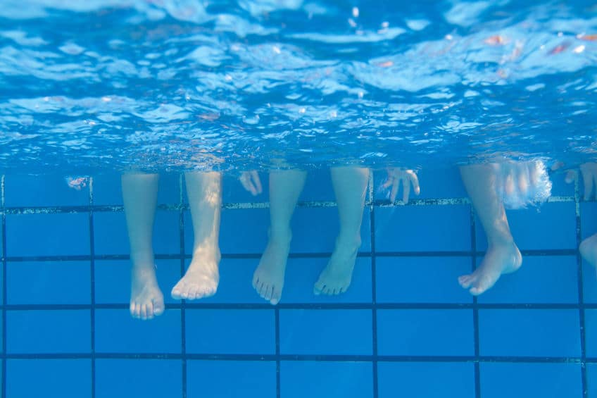 お盆の時期は海水温度が下がることで足がつりやすくなるという雑学