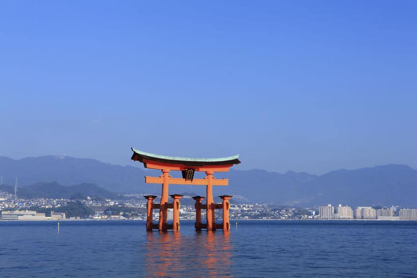 海や湖に鳥居がある神社は日本各地に存在するという雑学