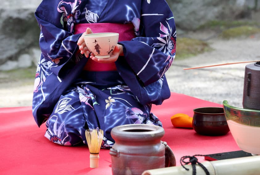 茶道で茶碗を回すのは謙虚の意味が込められているからというトリビア