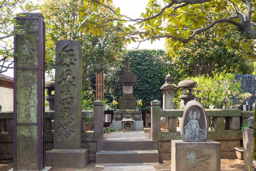 お墓の後ろに立ててある細長い木の板に関する雑学
