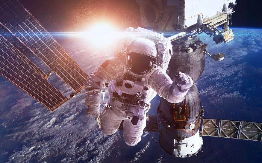 宇宙では液体は「丸く」なり、動いているものは「動き続ける」という雑学