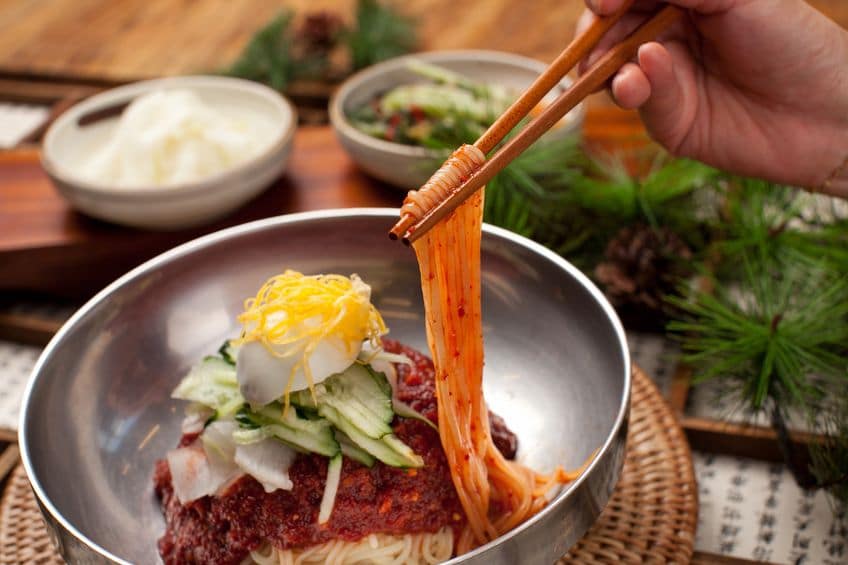 韓国では器に手を添えるのはあり?というトリビア