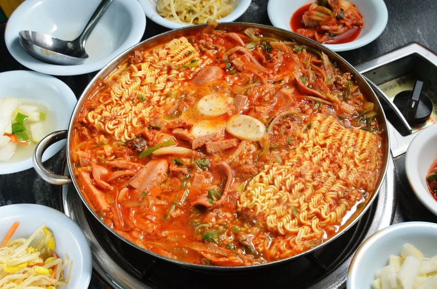 韓国では、食事のときにお茶碗を持ち上げてはいけない。というトリビア